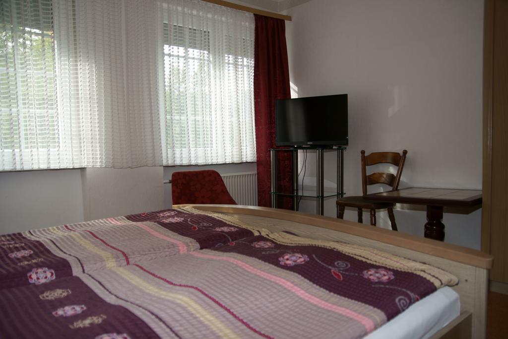 Alte Winzerschenke Hotel Брутиг-Фанкел Екстериор снимка